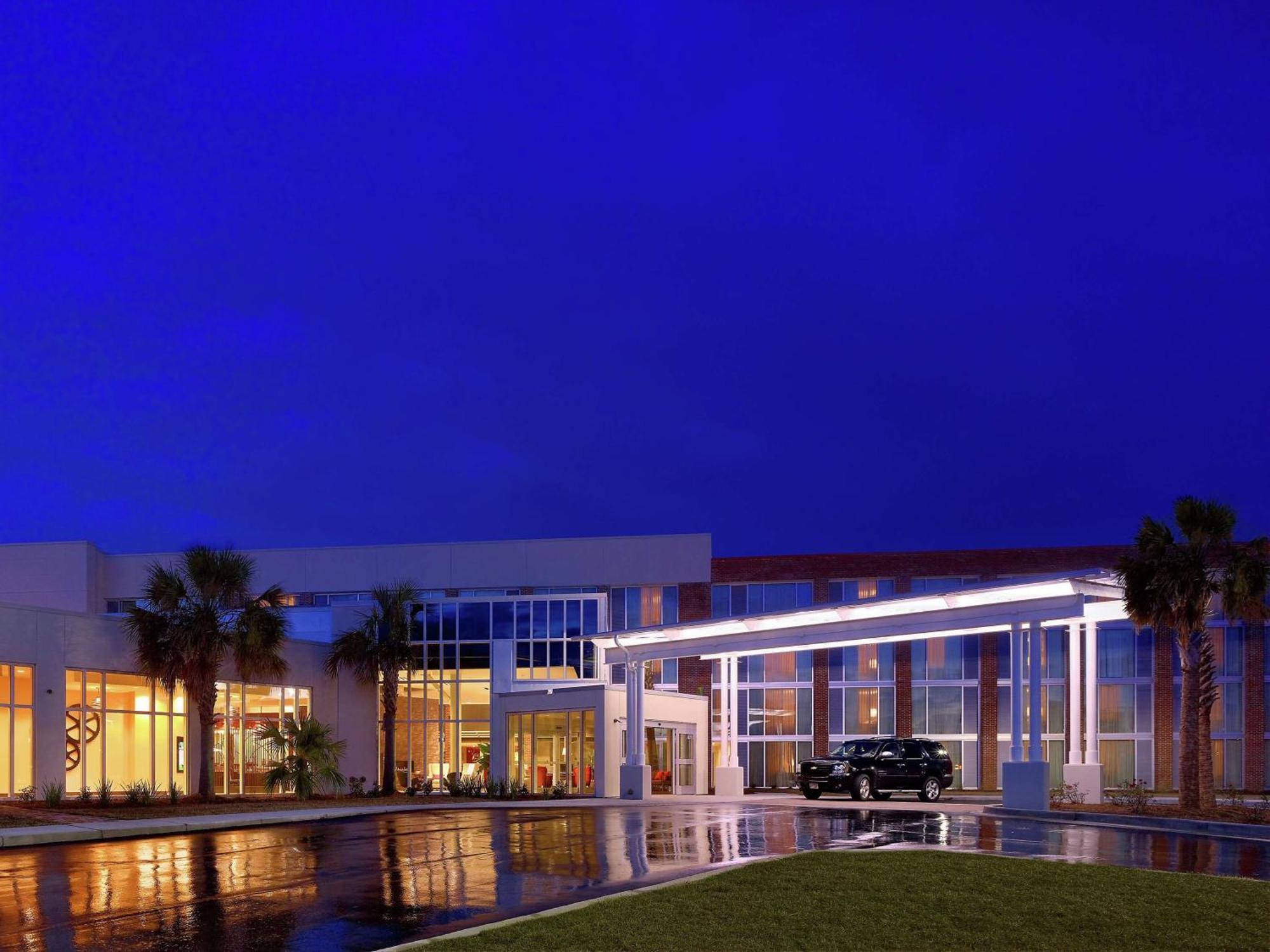 Hotel Doubletree & Charleston Airport 3*
