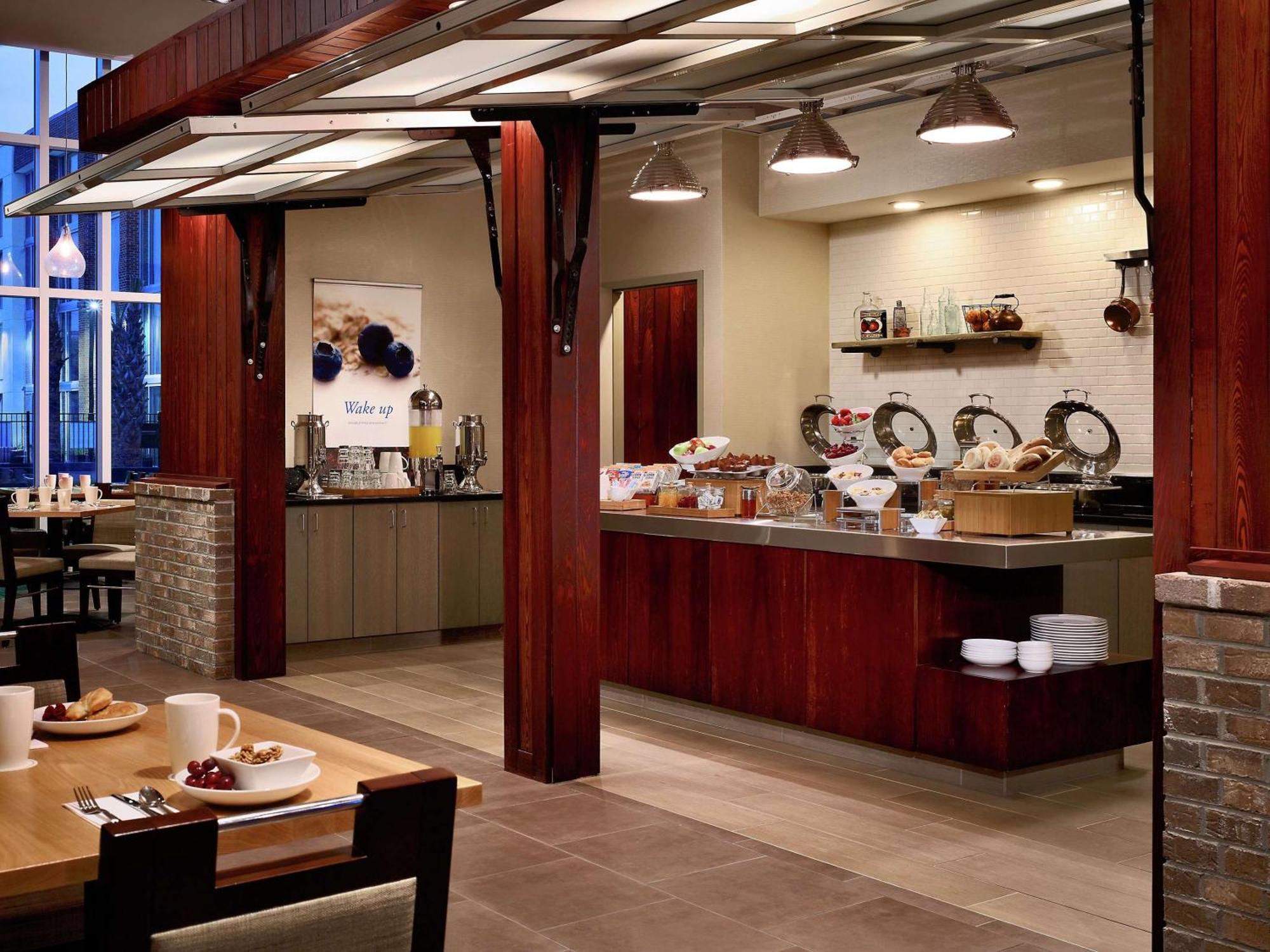 Doubletree & Charleston Airport 3*