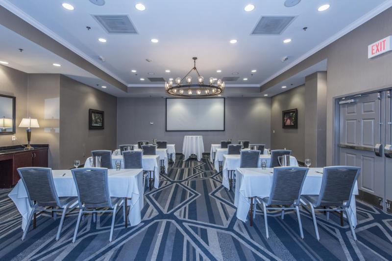 Doubletree & Charleston Airport 3*